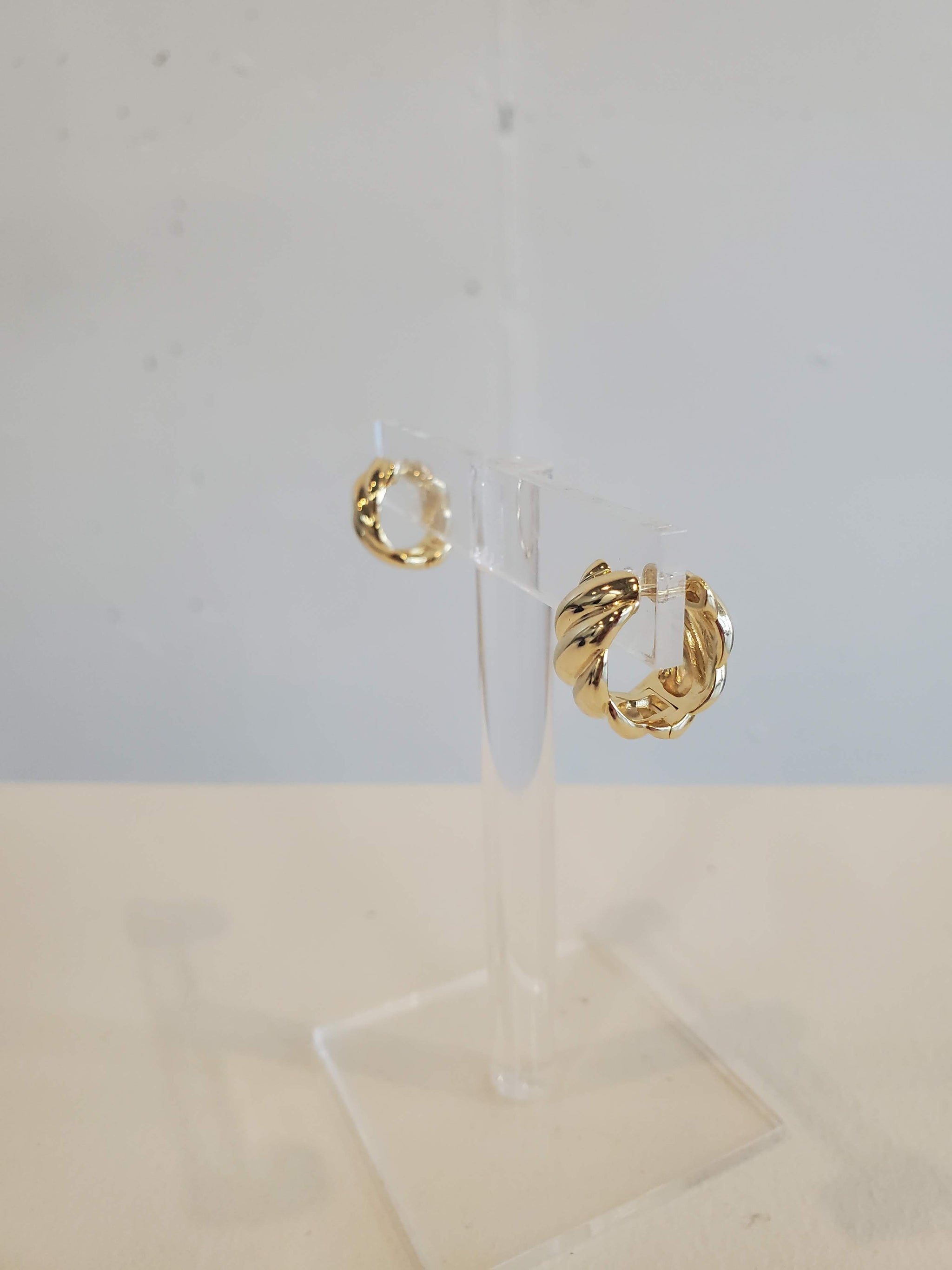 Gold Vermeil Ribbed Huggie Hoop Earrings – NOMIA